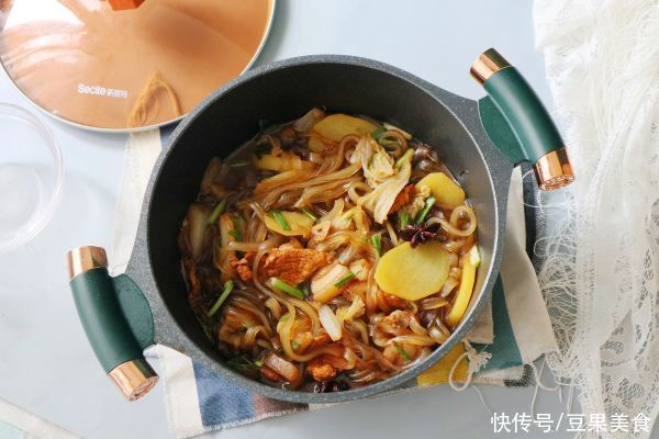 「猪肉白菜炖粉条」天寒手脚凉,全家都爱这道菜,暖身暖胃