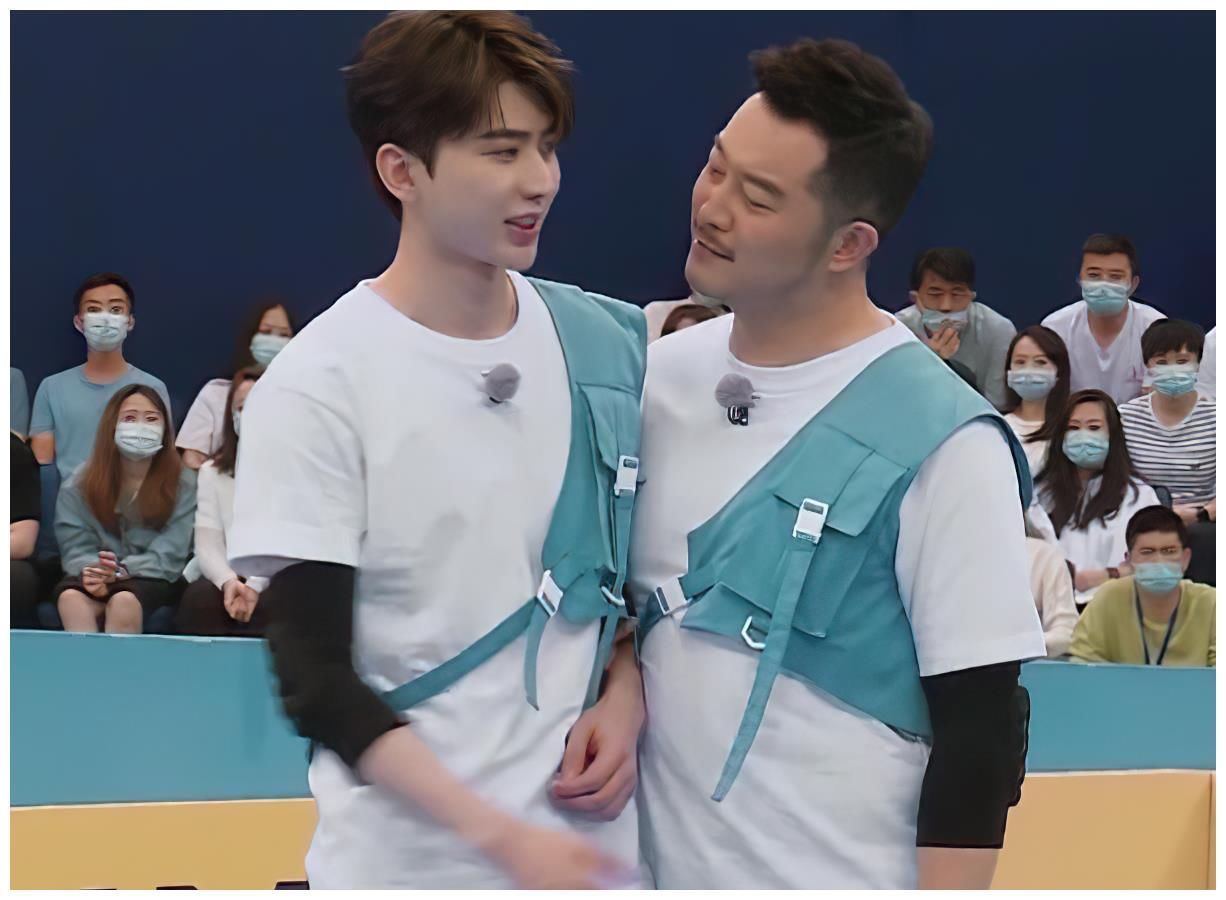 b蔡徐坤打篮球遭全网疯传,被女嘉宾一把抱怀里,像进盘丝洞画面好辛酸