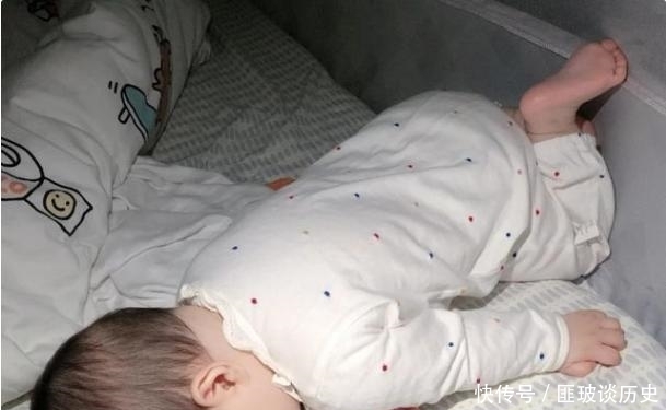 孩子睡觉时的三个表现，暗示了大脑发育状况良好，将来智商低不了