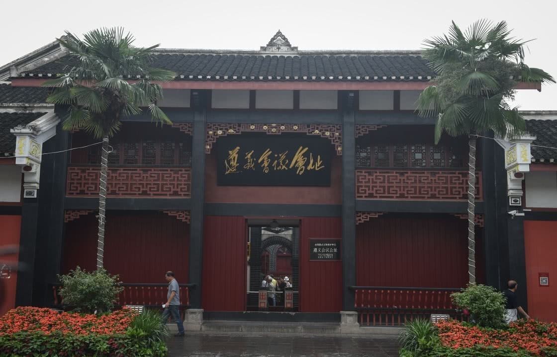 参谋长|红军团政委和参谋长腿都受重伤,跟部队走的成中将,留下的成百姓