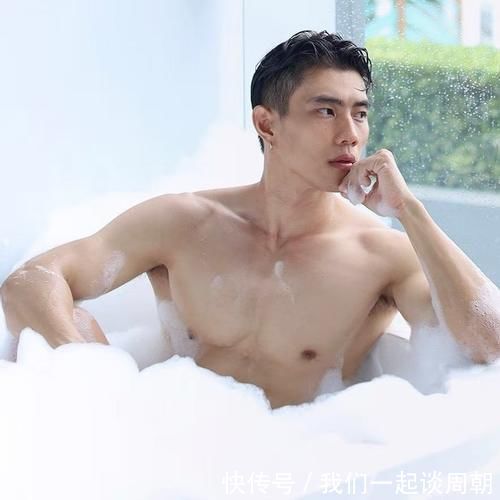 肌肉|居家型男更是肌肉靓仔，性感的人鱼线撩人心弦，胸肌和腹肌也圈粉