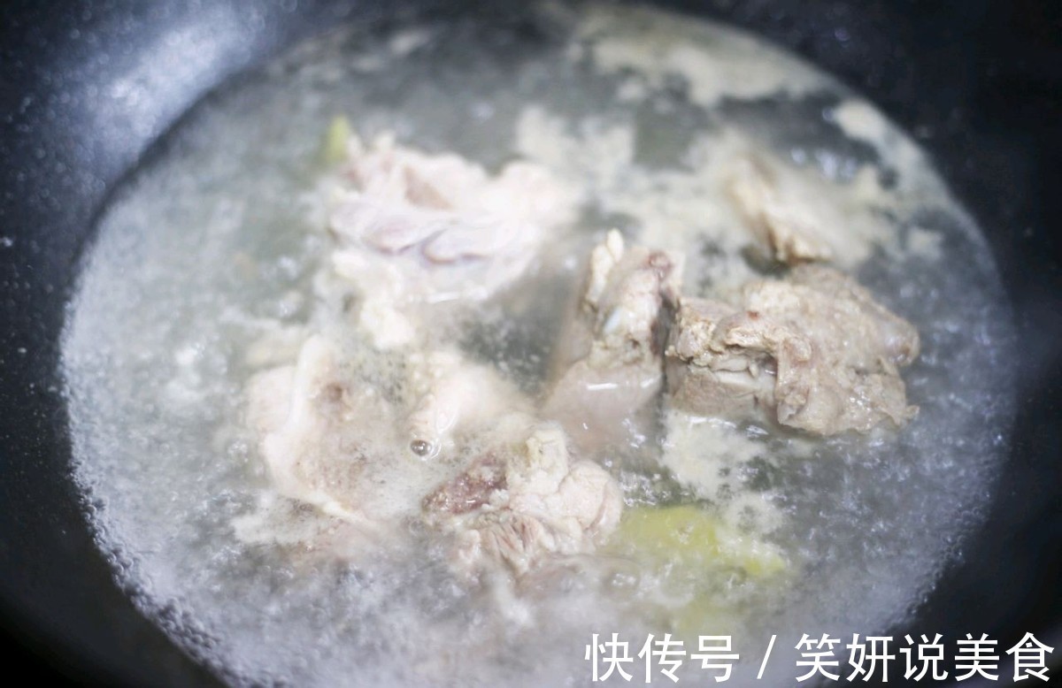 秋天干燥多给家人煲汤喝，玉米海带筒骨汤，滋补营养还好喝