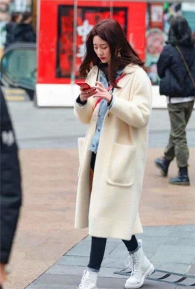 街拍:小姐姐皮肤白皙,穿黑色吊带连体裤,减龄又吸睛