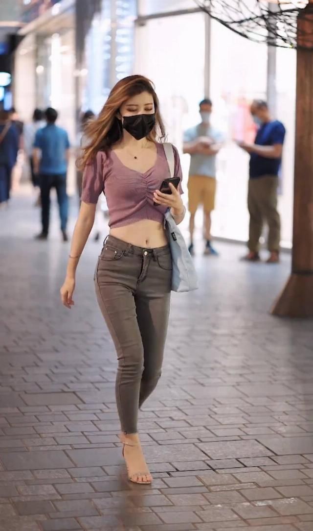 粉色|街拍身穿粉色上衣的小姐姐,搭配米色高跟鞋,心机秀出大长腿