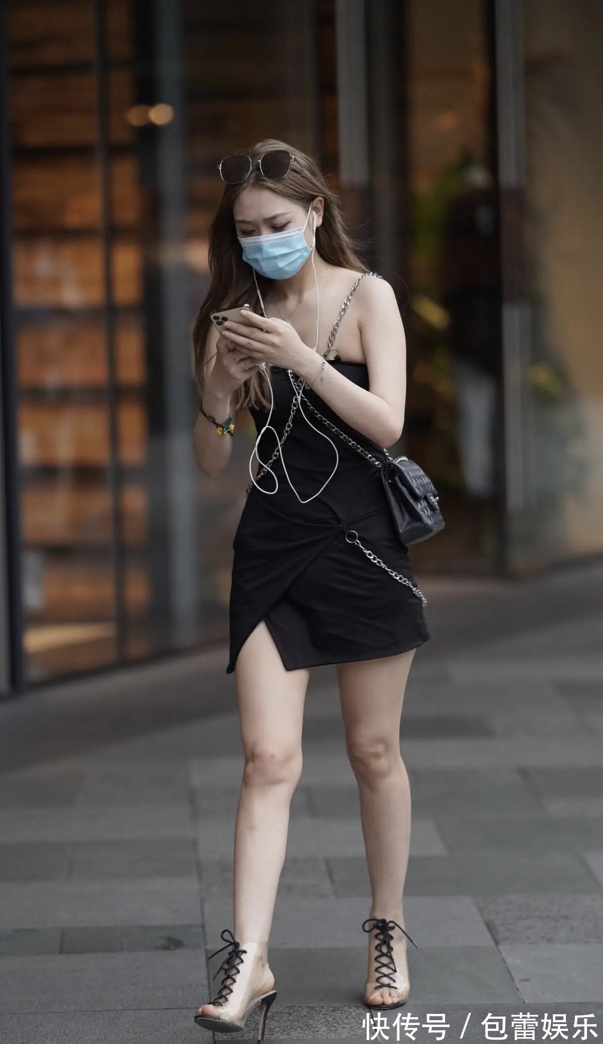 抹胸连衣裙 时髦的姑娘,穿抹胸连衣裙,用金属链子做吊带,时尚又有个性