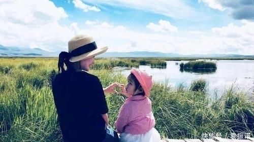 宝妈|萌娃看妈妈衣服“破”了,伸出小手帮忙遮挡,网友:是个小暖男