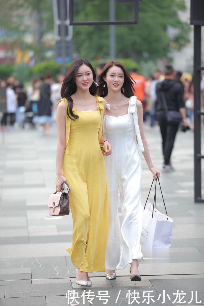 衣服|两个小姐姐一起逛街,穿同款不同色的长裙,却彰显不一样的韵味