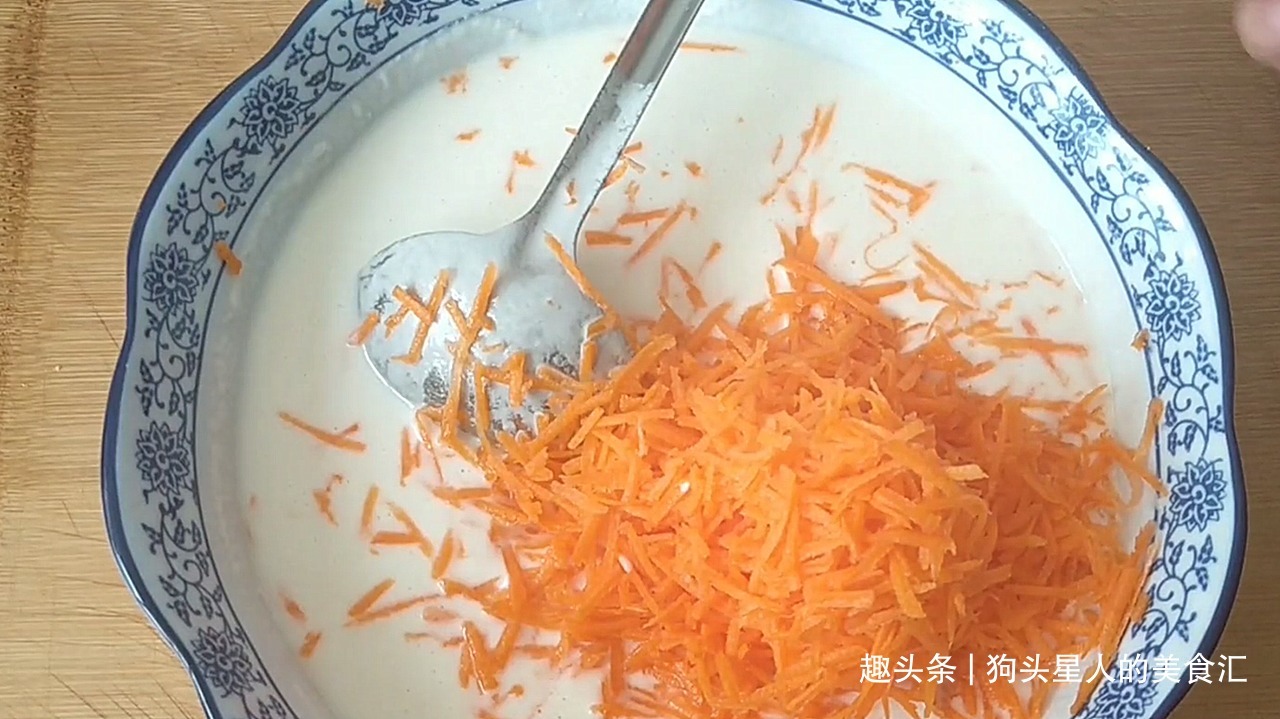 鸡蛋葱花饼，全程手不沾面，记住这三点，柔软筋道，做法特别简单