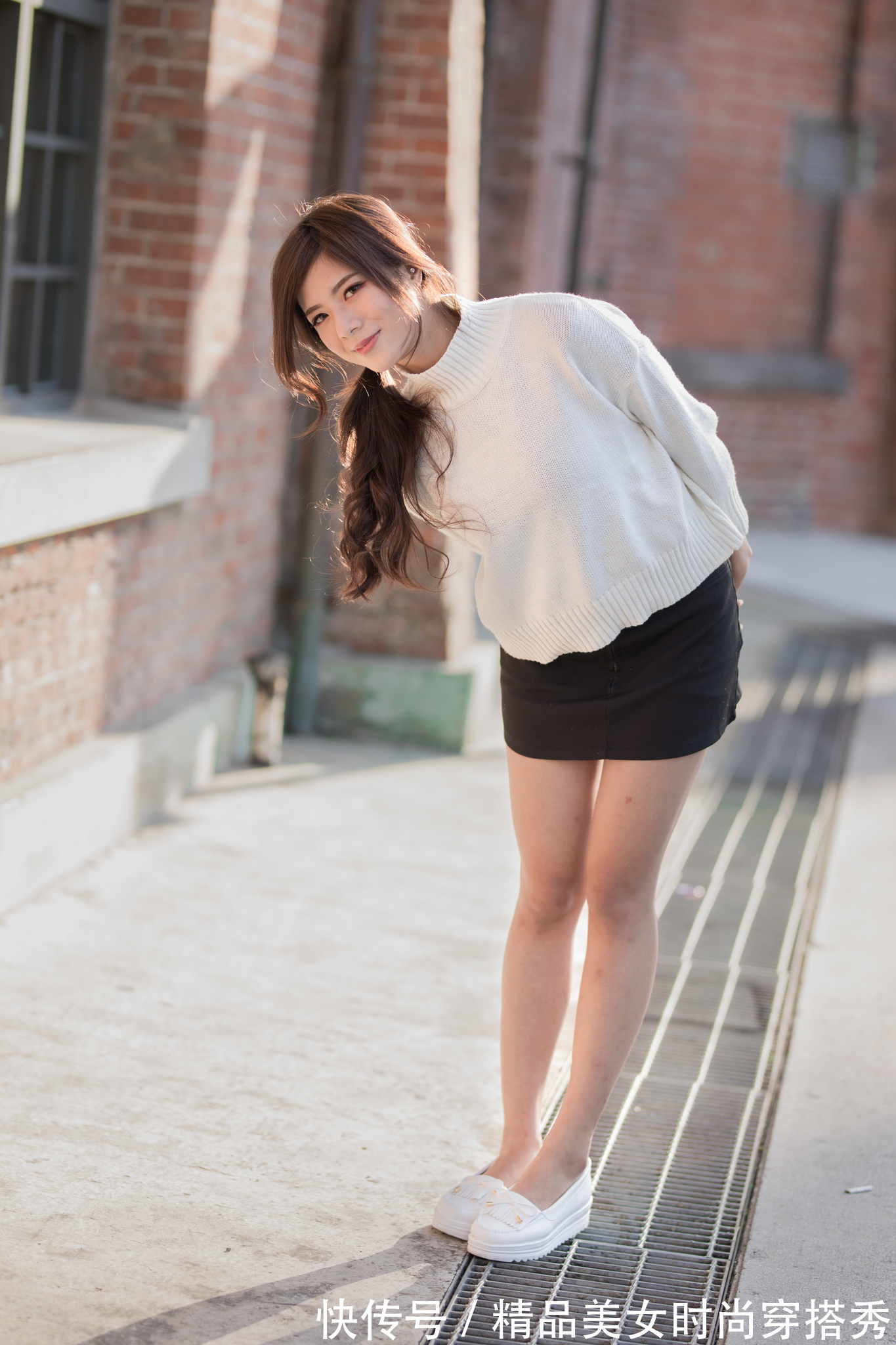 搭配|纯白色宽松毛衣，搭配一条半身裙，再配上松糕鞋，穿出不一样的美