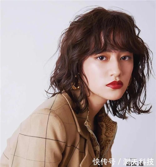 波浪 40岁女人头发不要剪太短,今年流行这3款发型,好看减龄又显气质