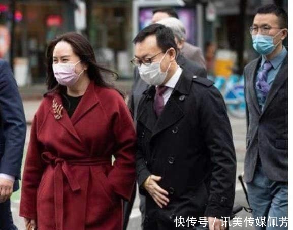 红色|难怪孟晚舟不畏磨难!穿红色睡袍大衣是女强人,可牵手老公有依赖