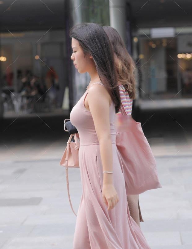 街拍高颜值的女神粉红裙时尚气质,尽显傲人身气质,想不吸睛都难