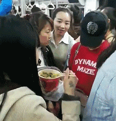 |搞笑GIF:姑娘 你穿的这是裙子吗