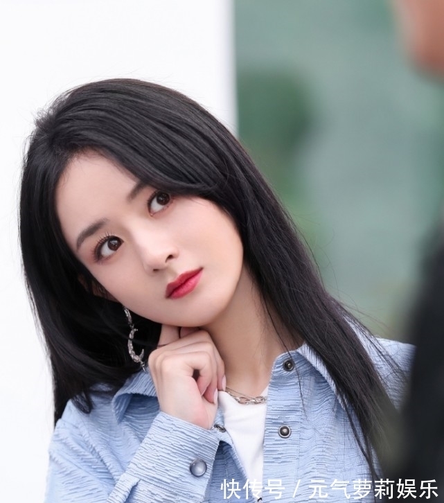 桂林|赵丽颖抵达桂林录制《中餐厅5》，漫画腿太抢镜，网友直呼太期待