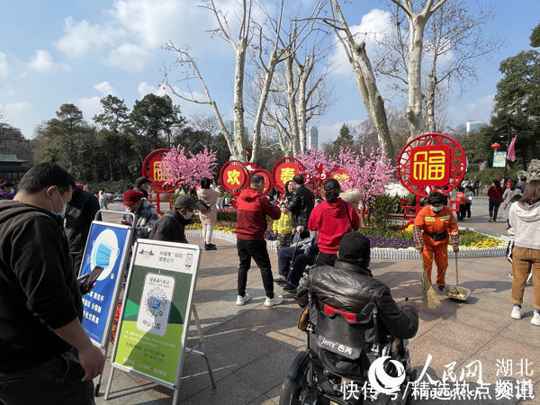 “就地过年”好热闹 防疫不松年味正浓