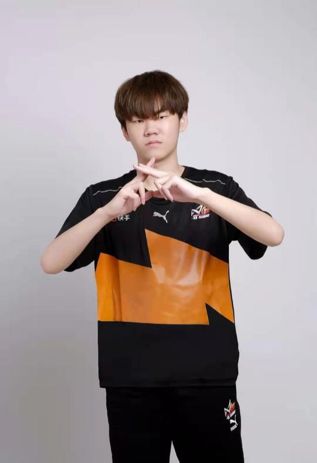 路西法在kpl圈名气也是比较大的,个人技术不错,而且性格很友善,是队伍