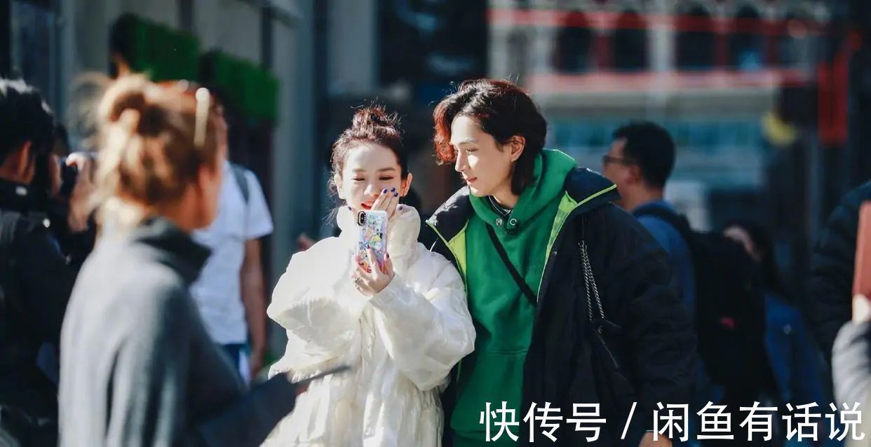 甜蜜感|戚薇两口子走机场,穿紧身裤秀漫画腿,李承铉穿近3万外套还挺潮