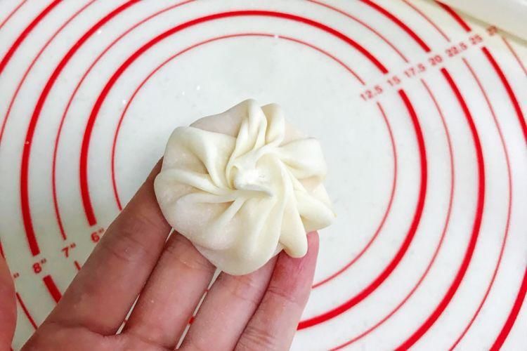 红薯芝麻煎饼，用饺子皮制作很方便，撒上芝麻后更香