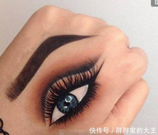 女子化妆品店买眼影，店员用这种方式试眼影，让顾客叹为观止！