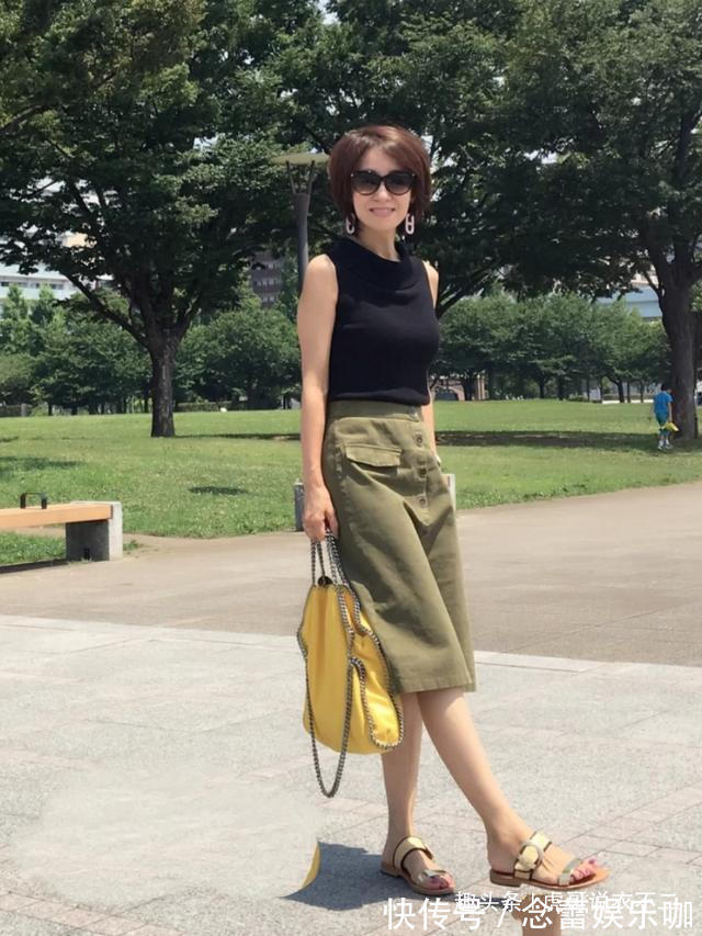 无袖 这位日本主妇50岁,适龄穿搭简约又大方,堪称行走的时尚教科书