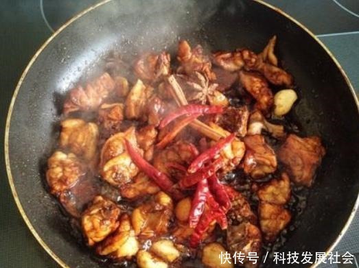 做大盘鸡直接加水炖,大错特错!牢记这2步,鸡肉鲜美多汁又嫩滑