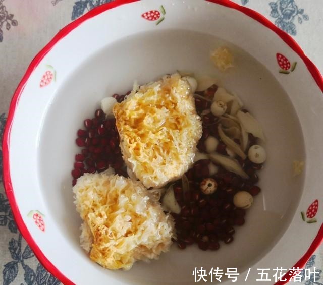 石榴树|百合莲子红豆糖水，分享一款甜汤，好喝又滋补！