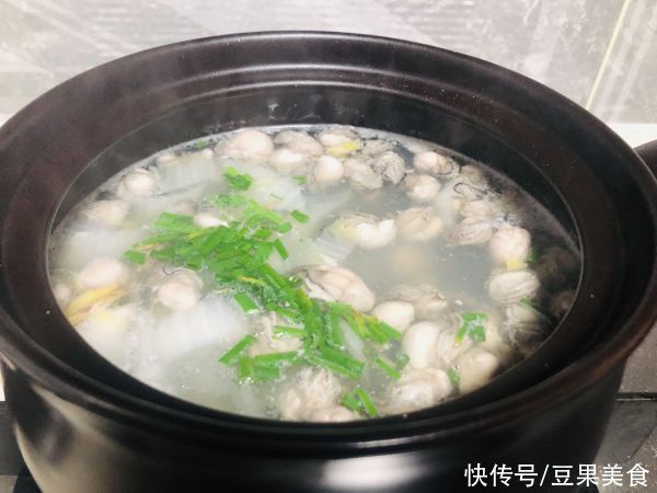  下饭|超下饭的白菜生蚝汤，汤鲜蚝嫩，一学就会