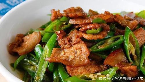 农家小炒肉,是先炒辣椒还是先炒肉?