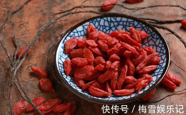 枸杞|晚上吃枸杞,胜过人参汤,2个方法发挥枸杞最大功效,望周知