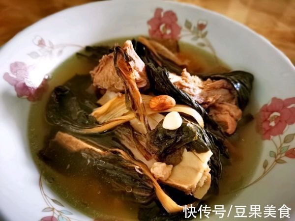 想要滋补养颜补气血，一定要喝一碗菜干骨头汤
