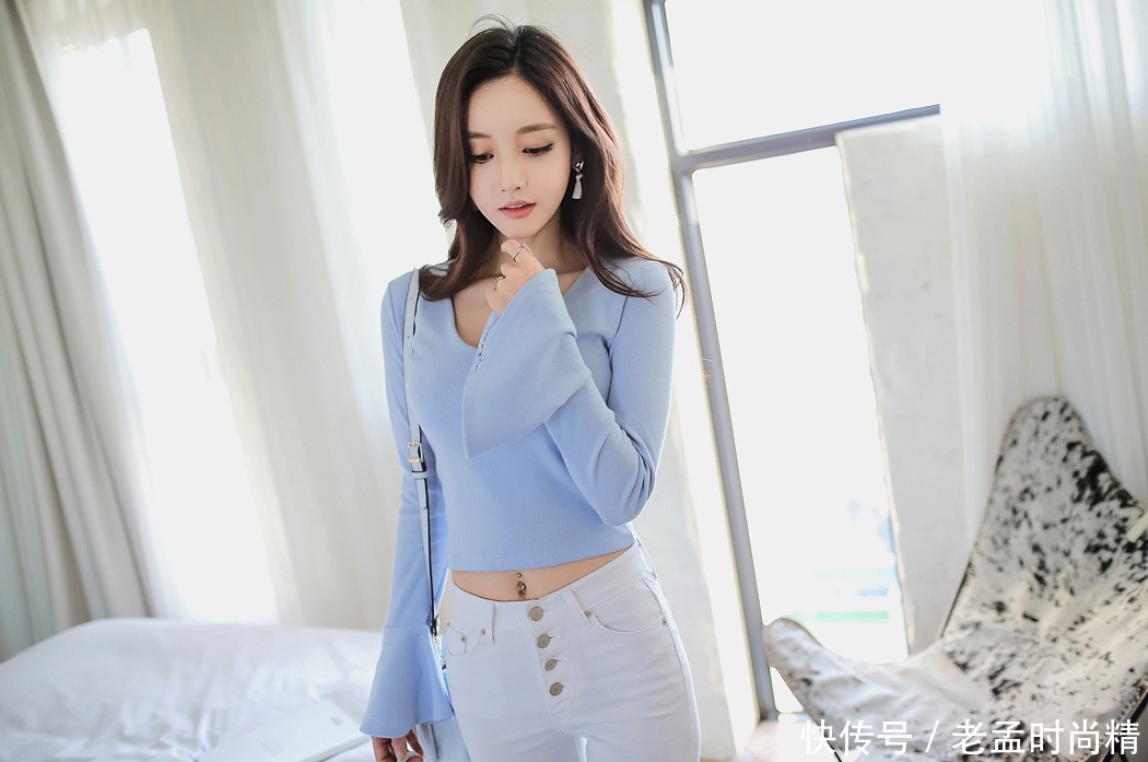 时尚穿搭:浅蓝色的柔美风情