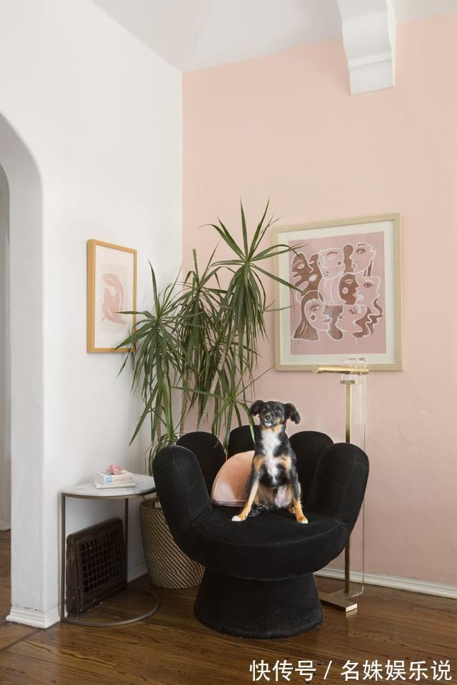 住进|比大白墙耐看，这个出租屋的墙面设计，仿佛住进了电影里