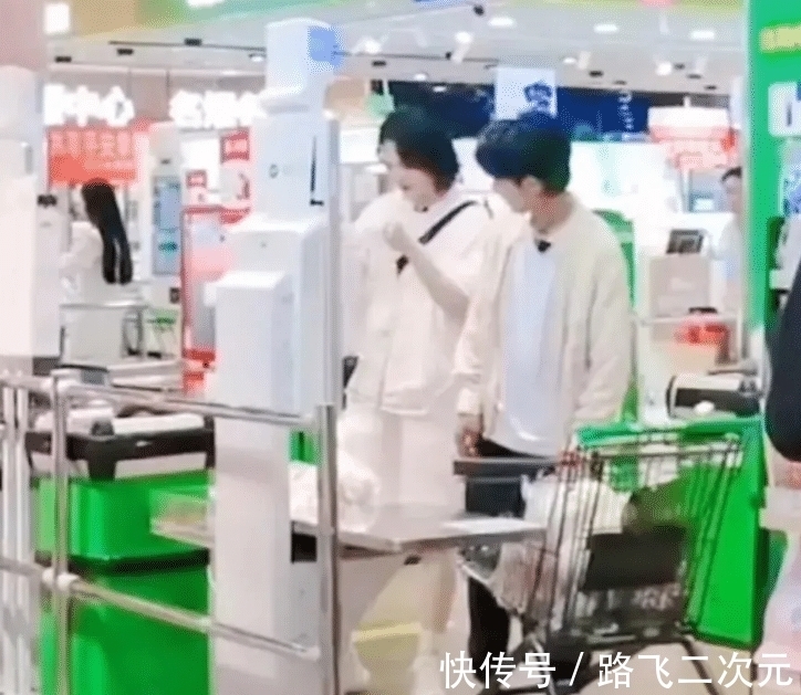 路透|丁真与周也采购后,又被拍到与姚安娜逛超市,两人体型差以为看错