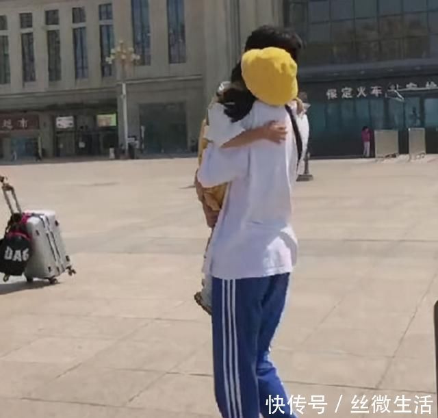 妹妹|和相差20岁的妹妹逛超市,哥哥蹲地诉苦,妹妹:凭啥只给嫂子买?