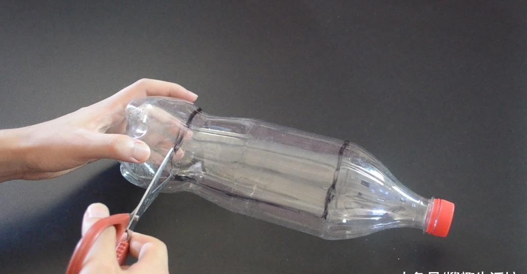 实用|大号塑料瓶别扔了, 剪一刀, 放在厨房里太实用了, 看到的人都夸好