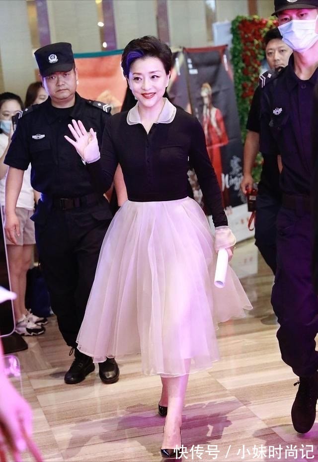 背头|杨澜学小姑娘赶时髦,穿纱裙挑染蓝发新潮又减龄,气质却依然端庄