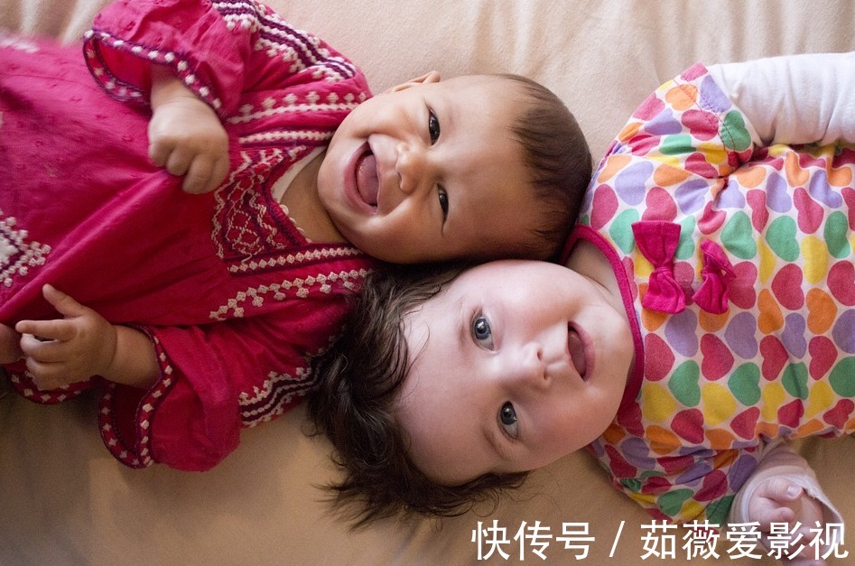 女儿|夫妻离婚,双胞胎女儿一人得一个,半年后再见面,宝妈表情凝固