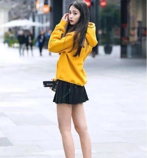 街拍：长发飘飘的小美女，一袭吊带连衣裙，十分飘逸