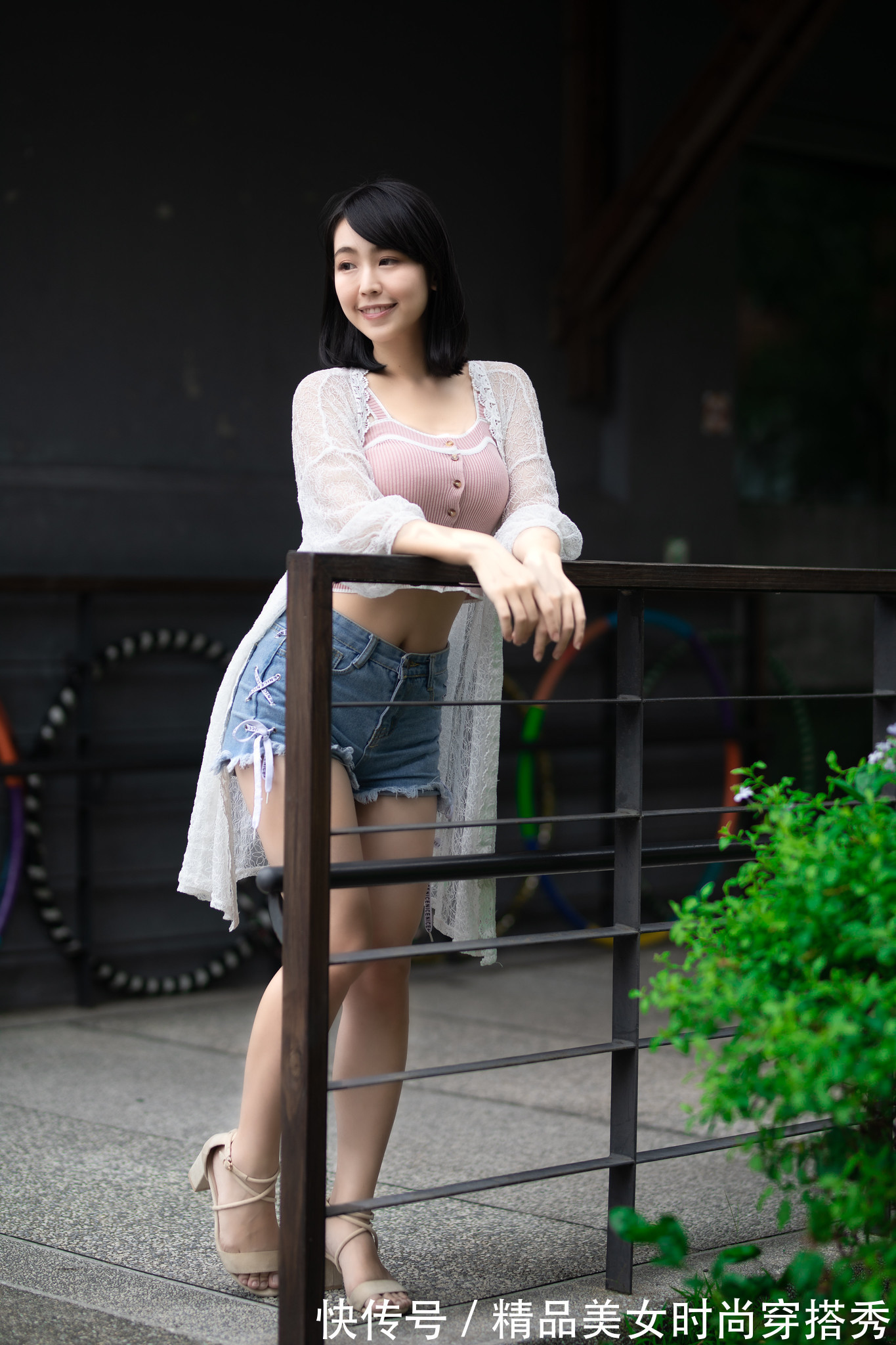 防晒|清凉干净的穿搭才会更吸引眼球，一件吊带、一件防晒长衫足矣