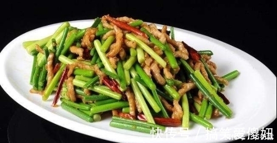 50多岁老伙夫:不管炒什么肉,下锅前加这一样,肉嫩汁多口感好