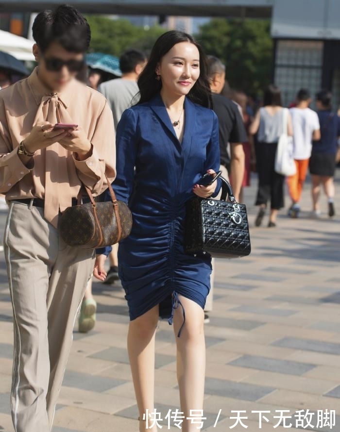 彰显|宝蓝色及膝裙,彰显高贵美