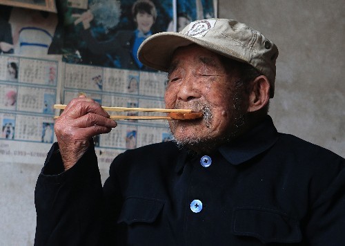 113岁农村老汉每天吃肉、喝酒、赶集,生活习惯让养生专家汗颜