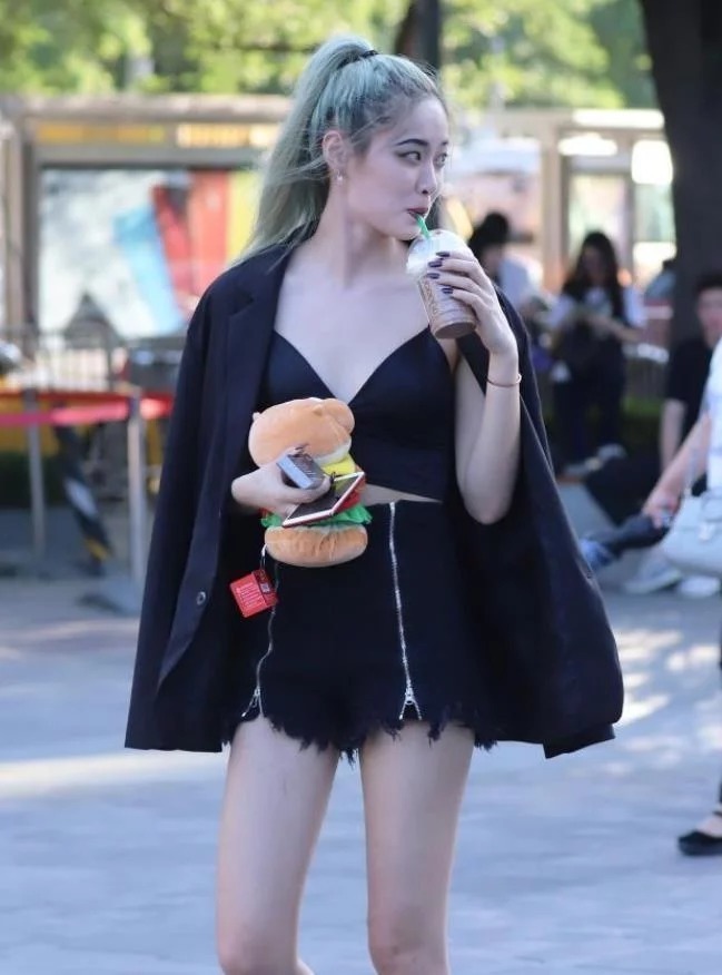 街拍:姿色天然的美女,身穿吊带配牛仔长裤,时尚又大气