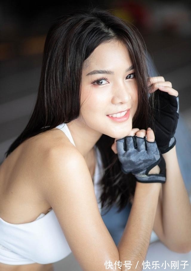 健美|健身房挥汗如雨的泰国女生,身材很健美,就是手臂的体毛有点浓密