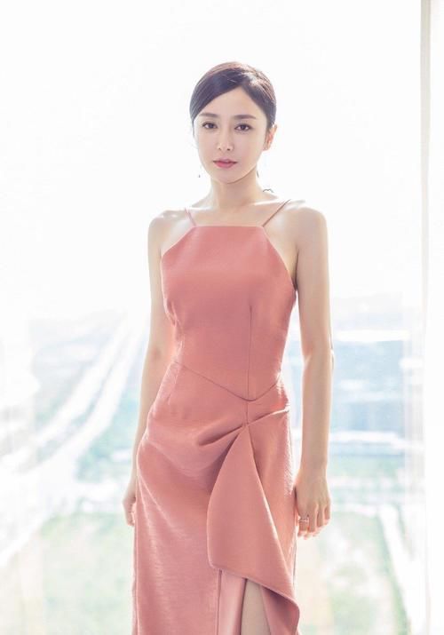 笑容|美女穿搭:小姐姐爱穿温柔的吊带,露出迷人肤色,笑容精致