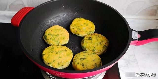 粗粮加菜做的饼子,不拉嗓子味道香,有菜有主食,越嚼越香