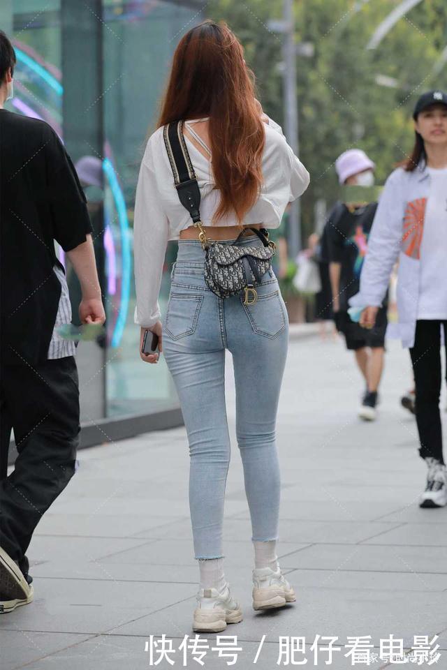 身姿|高腰牛仔裤,穿出美女自信的美,和婀娜的身姿
