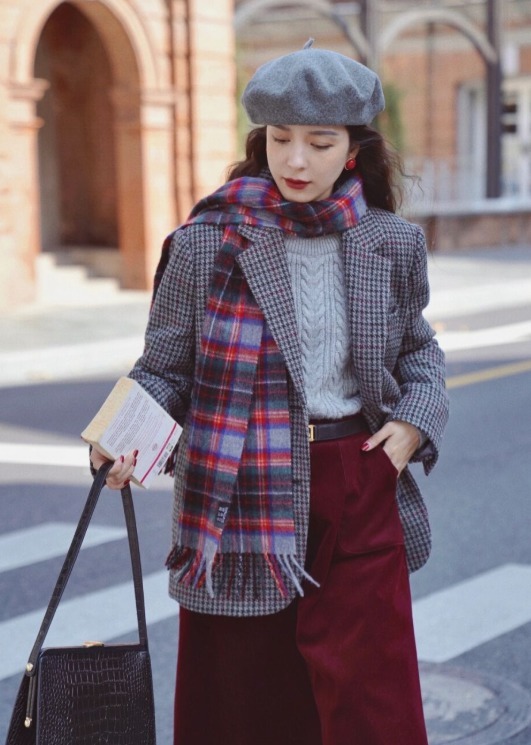 搭配 今年大火的“格纹外套”,比羽绒服还耐穿保暖,洒脱时髦又有气场