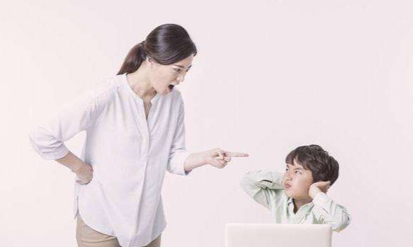 家庭|这3类家庭容易把孩子培养成“软柿子”,上学后可能经常被人欺负