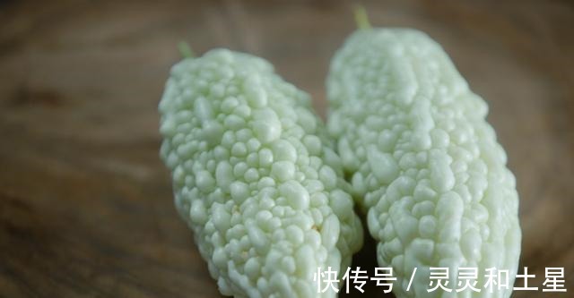 蜂蜜白玉苦瓜汁|苦瓜食谱|蜂蜜白玉苦瓜汁夏日必备,清热降血糖与凤梨榨汁减苦味!